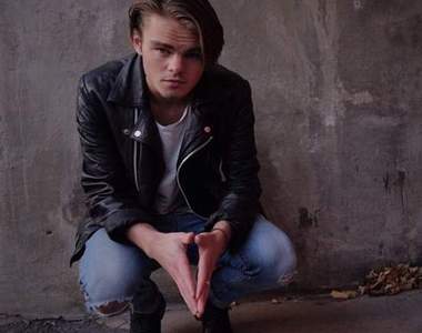 真的不是李奧納多？簡直像是鐵達尼裡走出來的男模