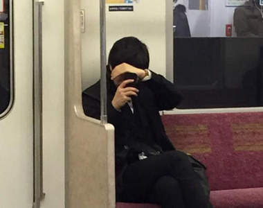 《拍照者也是被拍者》高中女生反擊偷拍者的超意外事實www