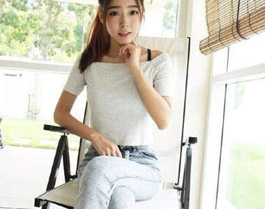 《大馬粗眉妹黃薏玲》人長的可愛也不怕被毛毛搶戲啦