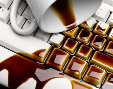 《出乎意料的繪師神器》為了保護原稿 改用奶瓶喝飲料最安全？