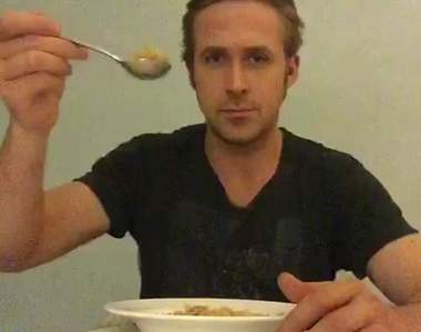 《雷恩葛斯林吃玉米片了！》影片今天瘋傳　背後的理由是？