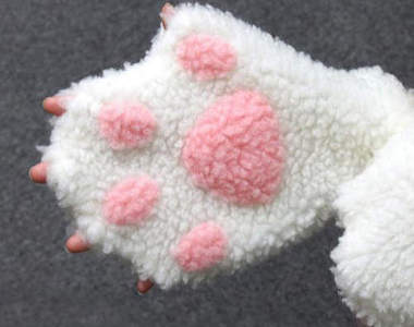 《貓肉球手套》還可以跟貓咪一樣伸出指甲喔～（亮）