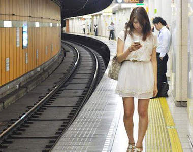 日本《低頭族對策》邊走邊玩手機很危險但~這對策也太恐怖惹吧...