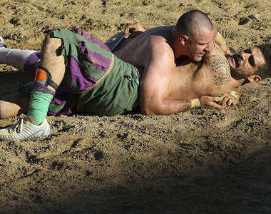 踢打咬踹樣樣來《義大利古足球》媲美格鬥的激情足球