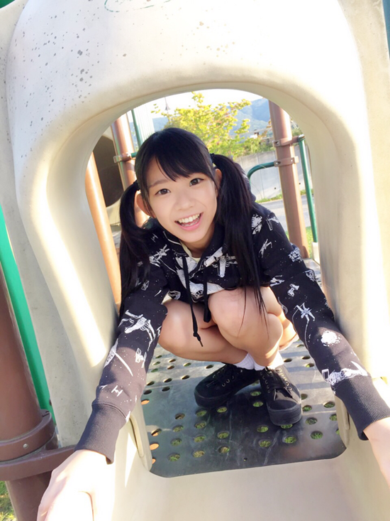 《長澤茉里奈的寫真夜現場》19歲超粉嫩的童顏巨乳美眉 - 圖片2