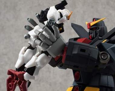 巨大食玩模型《精神力鋼彈》來玩舉高高(`･∀･)