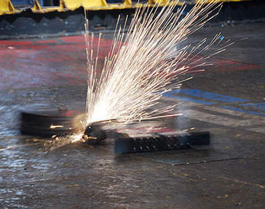 《RoboGames2015》火花與碎片噴灑會場的機器人大戰