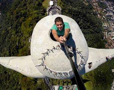 基督像上《超大膽自拍》竟敢在基督頭上動土？