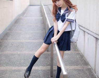《日本女高中生的制服襪》從膝下正往腳踝慢慢縮短中♥