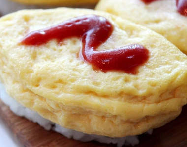 《蛋包飯壽司》濃郁蛋香加上濃郁的肉汁流出也太美味了吧