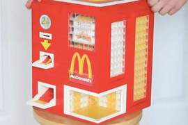 樂高迷用樂高自製《麥克雞塊自動販賣機》掉出來的雞塊可以吃唷