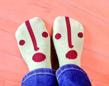 《埴輪襪子》穿在腳上也是一臉呆愣♪