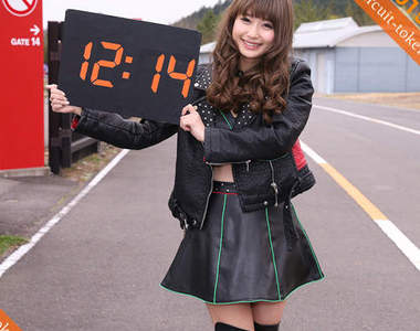 《賽車女郎計時》每分鐘都有不同的美女向你報時喔