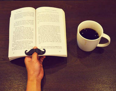 《翹鬍子隔書版》一手拿著書看也沒問題了～