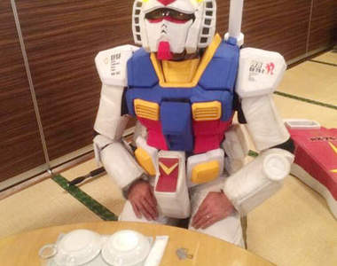 公認《超好吃的鋼彈餐》人家拚上性命打仗 吃好一點又怎麼樣?