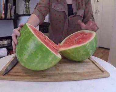 《西瓜應該怎麼切》這裡有個好用新方法。◕‿◕。