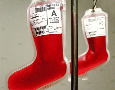 顛覆印象的《醫院聖誕節裝飾》血袋聖誕襪竟然意外萌？