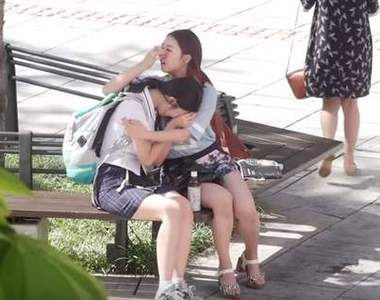 人性測試《陌生人在你面前哭泣》此時一個擁抱勝過千言萬語