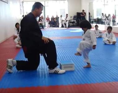 網路萌話題《踩不破板子的小男孩》奇怪人家很用力踩了阿（困惑）