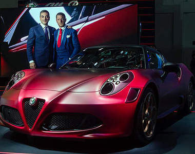 《Alfa Romeo 4C La Furiosa》到杜拜當然要來點特別的