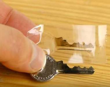 好孩子不能學《超簡易自製鑰匙法》只能用在危急時刻使用知道嘛