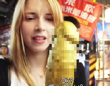 《正妹挑戰大屌燒》比臉都還要大這一根是要怎麼吃(╯-_-)╯ ~╩╩