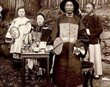 《都市傳傳說》現在流行古裝劇但是清朝的人還活著也不太對吧(汗)