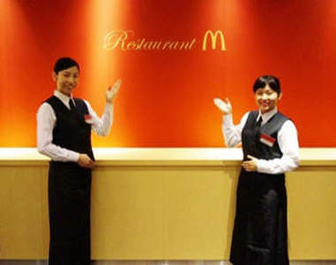 六本木的《高級麥當勞》用刀叉吃漢堡的新體驗