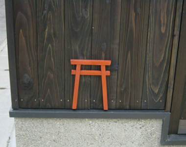 日本路邊出現的《迷你鳥居》可不是異次元神社的入口啊www（廢話）