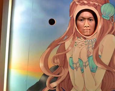 《留影板合照哥》他可是拍過2100個留影板的拍照達人喔