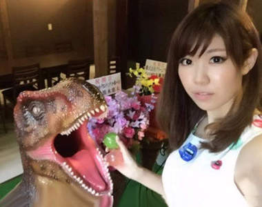 《太古恐龍餐廳》一邊啃肉的同時還有機器恐龍看你吃=_=