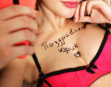 《Tittygram超級胸廣告》這是一種錢要砸在胸口上的概念