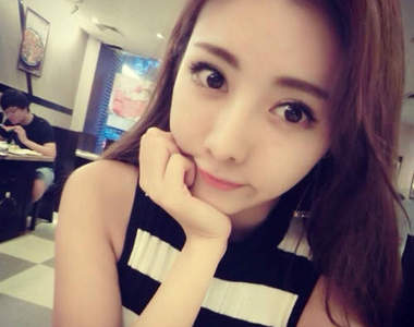 托腮正妹黃鑠淇　撐著拍照也是一種可愛