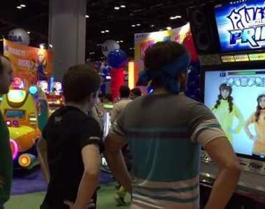 《團隊精神的力量》兩人玩跳舞機算什麼　我三個給你看ΦωΦ