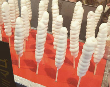 日本攤販美食《麻糬熱狗》形狀害羞(?)但也默默成為祭典定番