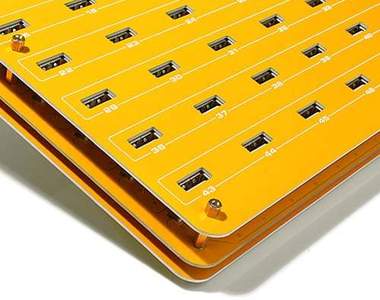 有 49 孔的《USB 充電集線器》最誇張的是插滿的樣子