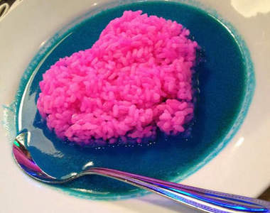 瘋狂科學家製造的《螢光料理》我是不相信會好吃啦……