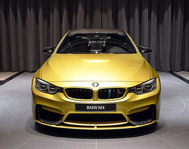 不低調《BMW M4 Coupe》黃色新衣阿布達比上身