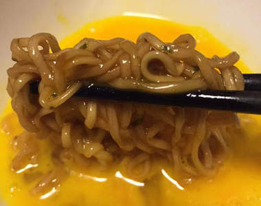 網路話題《泡麵沾蛋汁》炒麵泡麵的美味新吃法♪