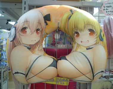 《超級索尼子 U型枕》讓紳士們可以感受一下左右夾攻的感覺