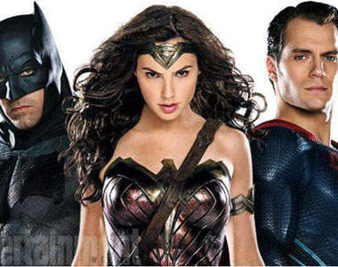 《蝙蝠俠對超人:正義曙光》雷克斯竟然不是光頭!?