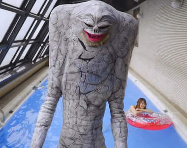 宇宙怪獸現身《那個泳池》拍怪獸AV應該會爆紅吧？