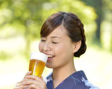 《日本酒類廣告新規定》喝酒禁止咕嚕咕嚕 會不會管太多了啊？