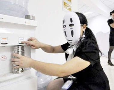 《職員的奇行》你們還有沒有臉來上班（無誤）  