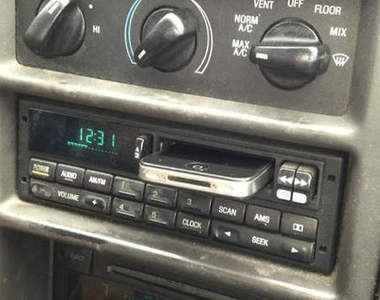 《把IPHONE亂插的結果》年輕人已經不認識的錄音帶插槽了？