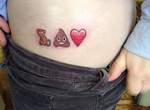 《悲劇Emoji表情符號刺青》猴子+便便+愛心到底想表達什麼? 《悲劇Emoji表情符號刺青》猴子+便便+愛心到底想表達什麼?