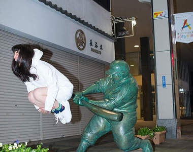 《球棒打屁屁》攝影集　看得都想被打一下惹（嗯？）