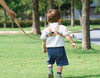 《遛孩子風潮》這年頭父母連牽孩子的手都懶了？