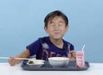 《美國小孩吃其他國家學校午餐》吃個午餐哪來這麼多表情 《美國小孩吃其他國家學校午餐》吃個午餐哪來這麼多表情