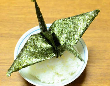 《海苔紙鶴》這樣都可以折出一個紙鶴會不會太誇張（汗）